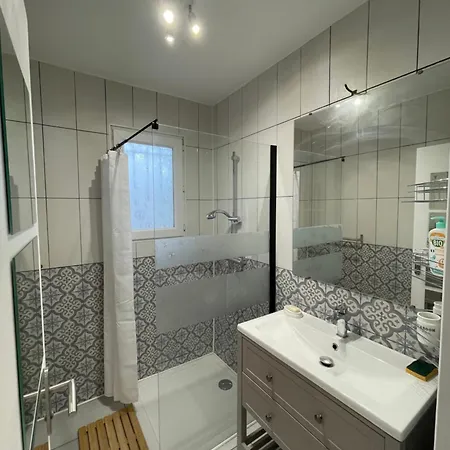 Holiday home Maison Plain Pied Au Calme Sur Parcelle Arboree